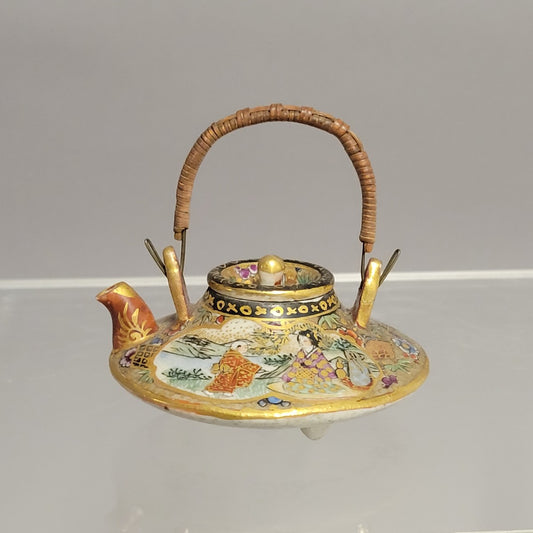 Miniature Japanese Satsuma Teapot by Kinkozan with Gilt Figural Scenes, Meiji-Taishō Era